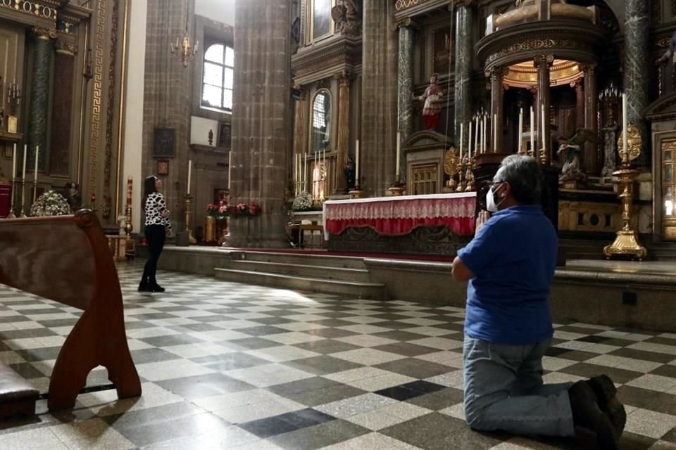 La Profesa permanece abierta a servicios religiosos, pero las ceremonias han disminuido y el aforo también.