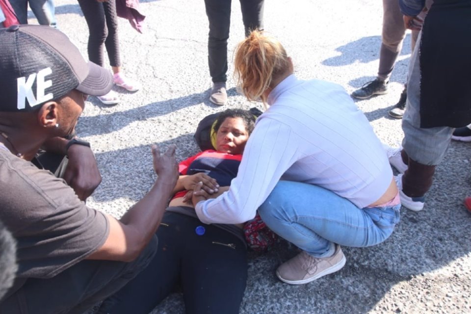 Integrantes de la caravana auxilian a una migrante de 52 años tras ser arrollada por agentes migratorios. 