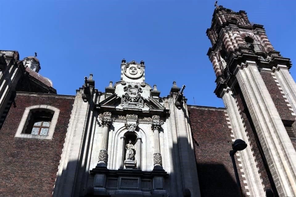 El templo de La profesa tiene una historia que se remonta a 1585, con la fundación de la casa del mismo nombre por sacerdotes de la Compañía de Jesús. Se ubica en la calle de Isabel La Católica 21.