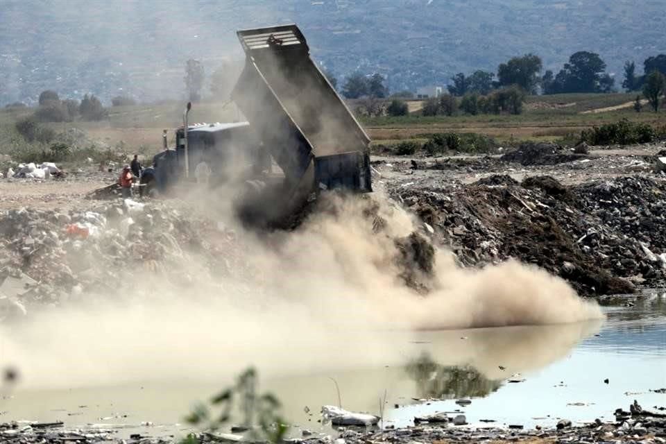 Camiones que transportan cascajo depositan desechos en las Lagunas de Xico, sitio catalogado como área Natural Protegida desde 2004.