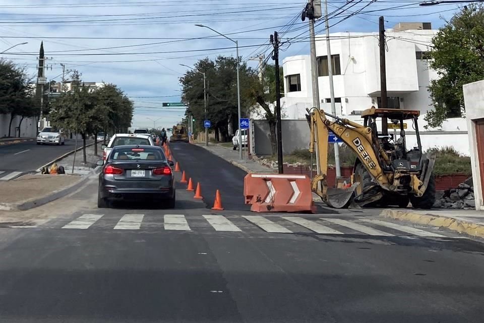 Sin previo aviso, conductores enfrentan obstáculos en la Av. Alfonso Reyes por las obras la Vía Libre, en San Pedro.