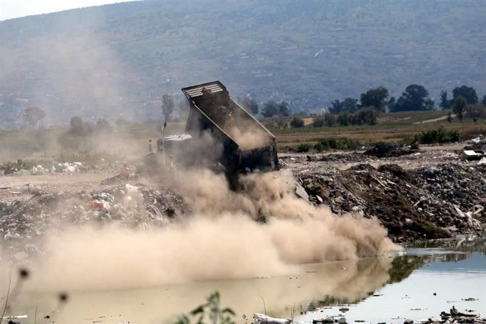 La llegada de camiones que desechan el cascajo en la laguna comenzó a implementarse desde hace un año, de acuerdo con los vecinos de la zona