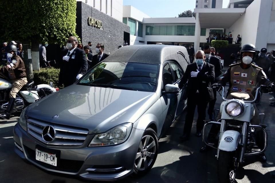 El cuerpo de Carmen Salinas dejó la funeraria, rumbo al Monumento a la Madre donde se realizará un homenaje a la actriz.