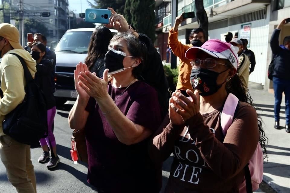 Fanáticos de la actriz Carmen Salinas se dieron cita afuera de la funeraria para despedirla.