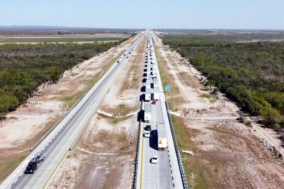 A la altura del kilómetro 96 de la Autopista Monterrey- Nuevo Laredo, los conductores deben detener su marcha y esperar unos 27 minutos para llegar a la caseta.