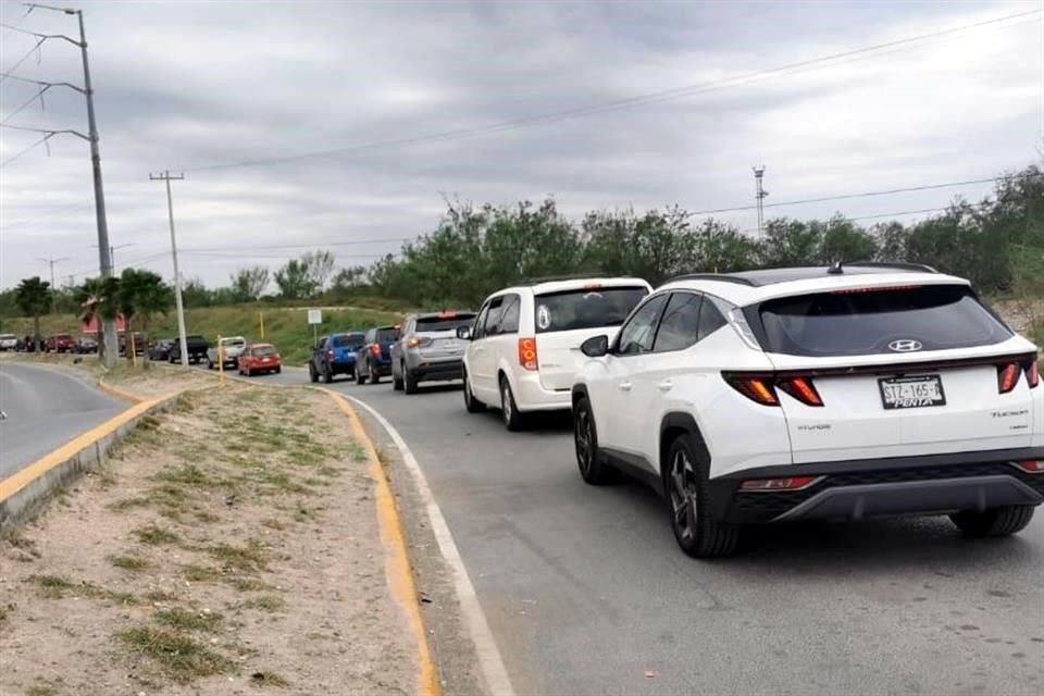 Los conductores provenientes de NL hacieron además otra kilométrica fila en el retén militar del kilómetro 172 de la carretera Monterrey-Reynosa por la lentitud de las revisiones de los soldados y GN.