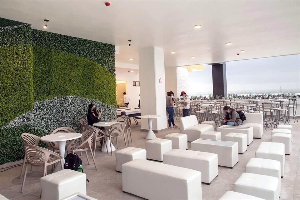 Sala lounge con vista panorámica de la ciudad.
