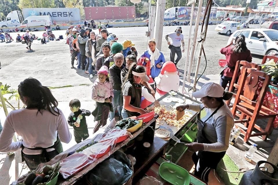 A su paso, los migrantes recibieron comida, ropa, zapatos y hasta dinero de pobladores y automovilistas