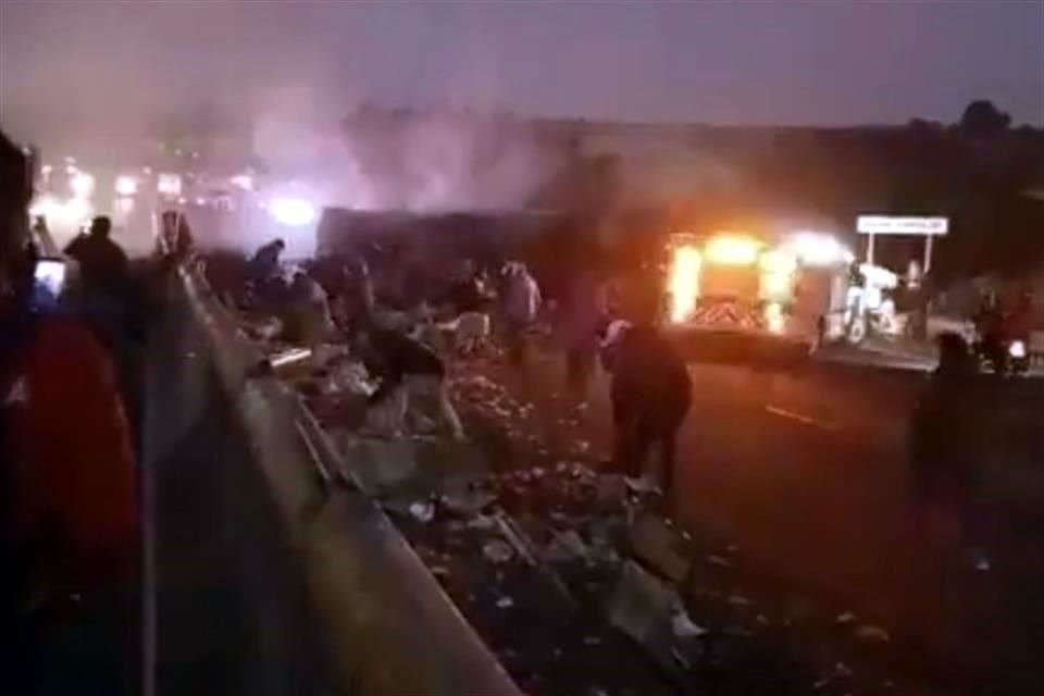 Un choque múltiple entre tres vehículos, entre ellos una camioneta de peregrinos, dejó al menos 15 heridos en la Autopista México-Puebla.