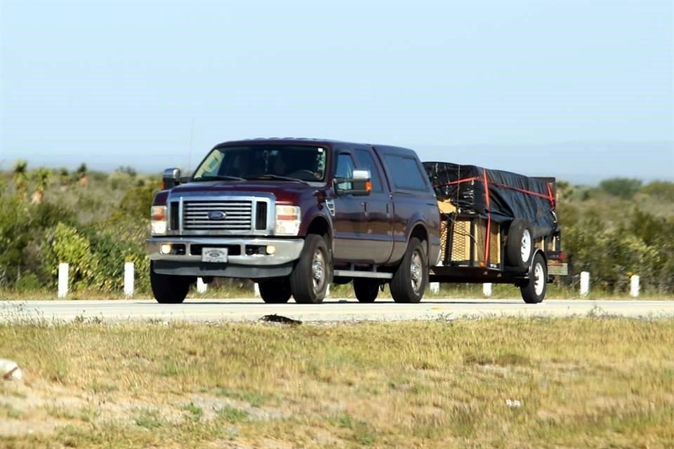 VUELVEN. En la Autopista a Nuevo Laredo abundaron ayer las camionetas con remolques procedentes de Texas.