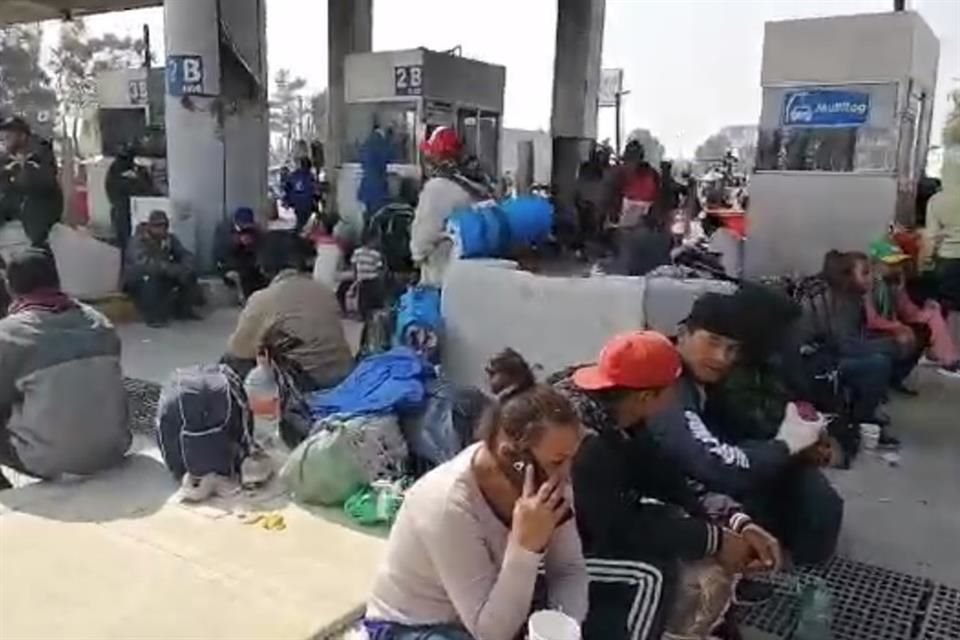 Migrantes que viajan en caravana desde por lo menos hace 50 días arribaron a la caseta de San Marcos, ubicada en Ixtapaluca, Estado de México.