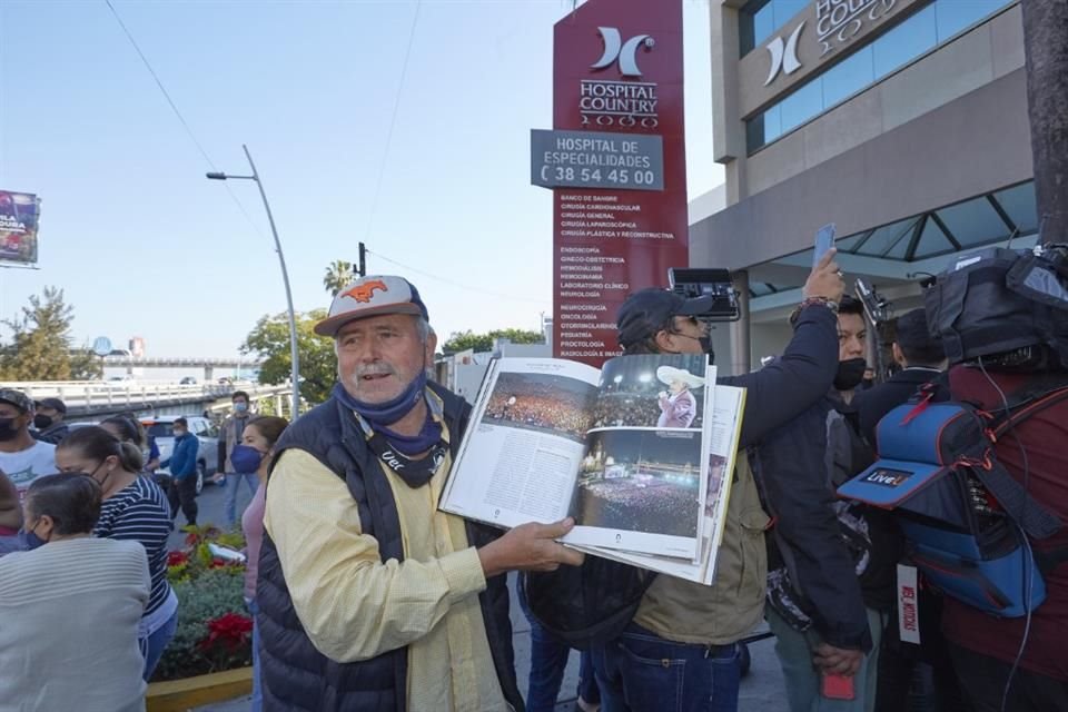 Fanáticos de Vicente Fernández acuden afuera del hospital, en su rancho y afuera de la Arena VFG en busca de darle el último adiós.