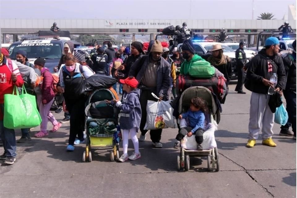 Migrantes que viajan en caravana desde por lo menos hace 50 días arribaron a la caseta de San Marcos, ubicada en Ixtapaluca, Estado de México.