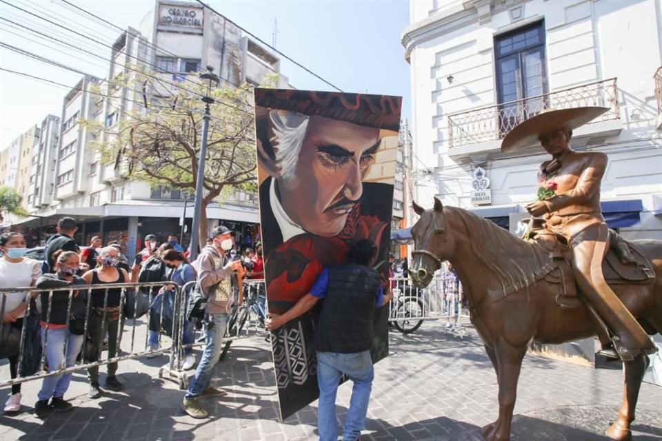 Fanáticos de Vicente Fernández acuden a la 'Plaza de los Mariachis' para darle el último adiós.