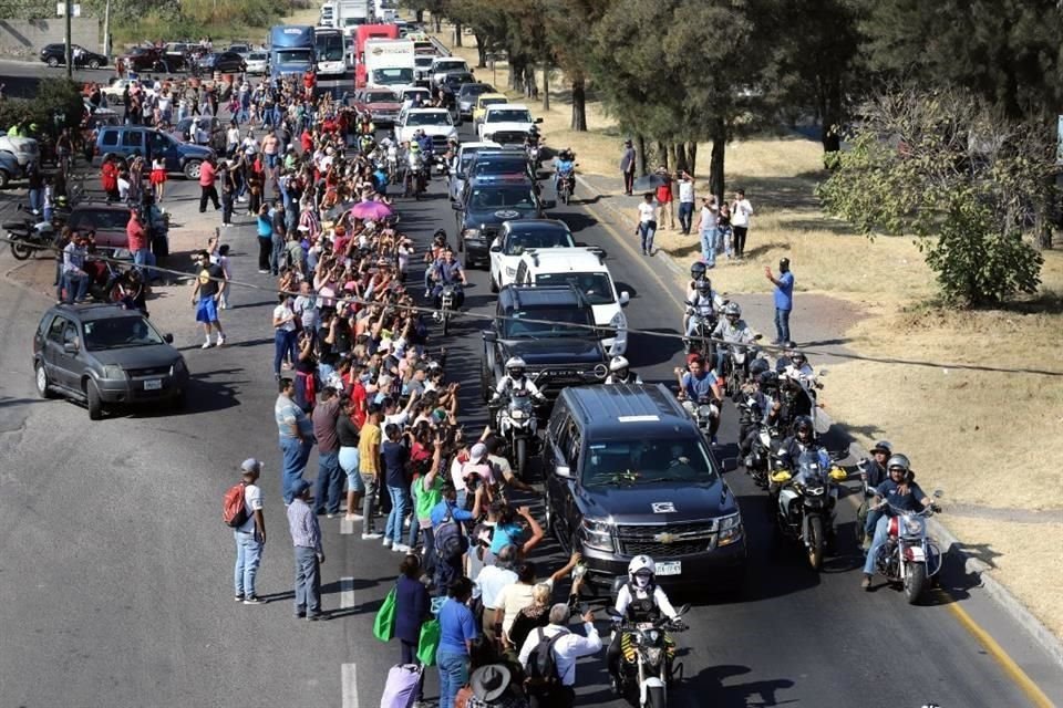 En la Carretera a Chapala los fanáticos se hicieron presentes y  asistieron para ver pasar el cortejo fúnebre.