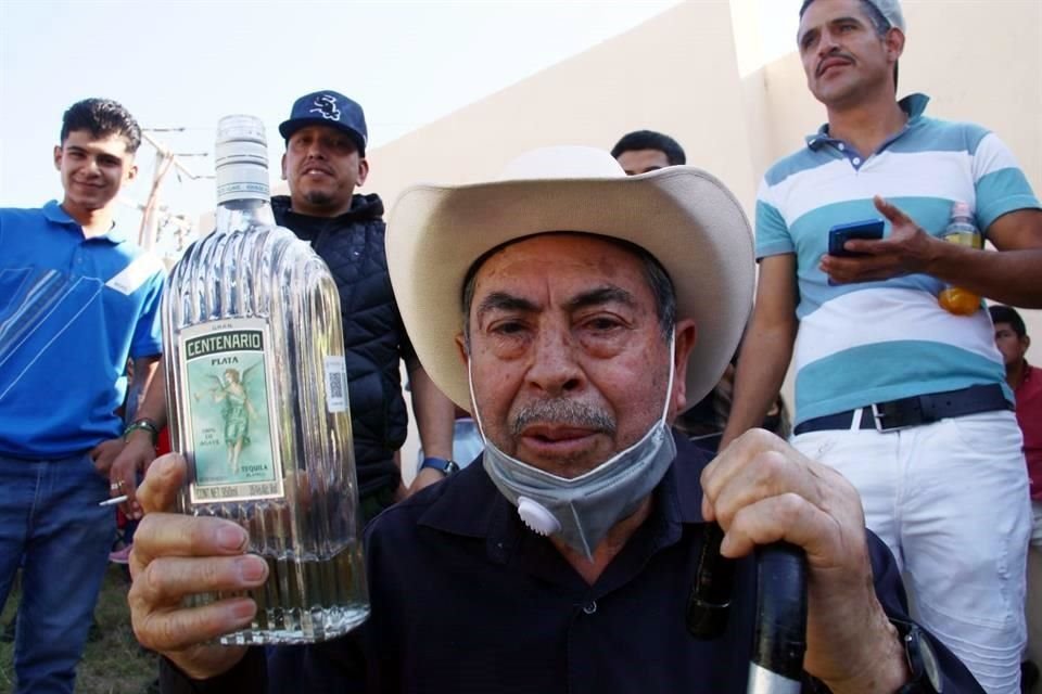 ¿Una a salud de Chente?, fans del cantante llevaron sus tragos a la VFG.