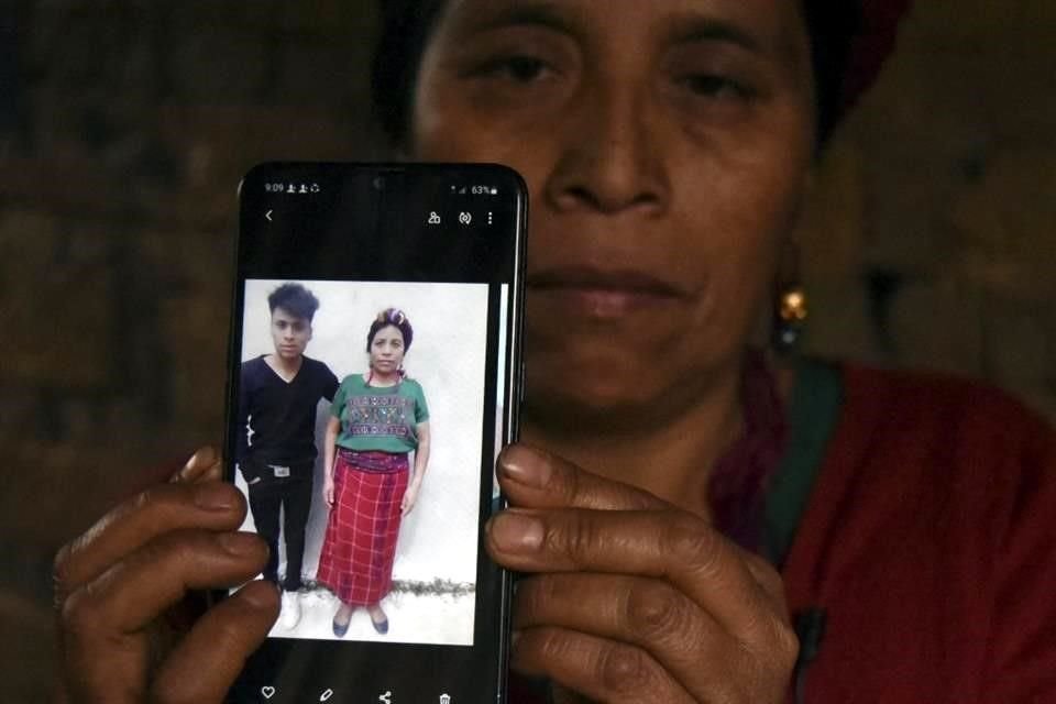 Teresa Mateo, 48, muestra una foto de su hijo Giovani Raymundo Mateo, quien murió en la volcadura de un camión en Chiapas.