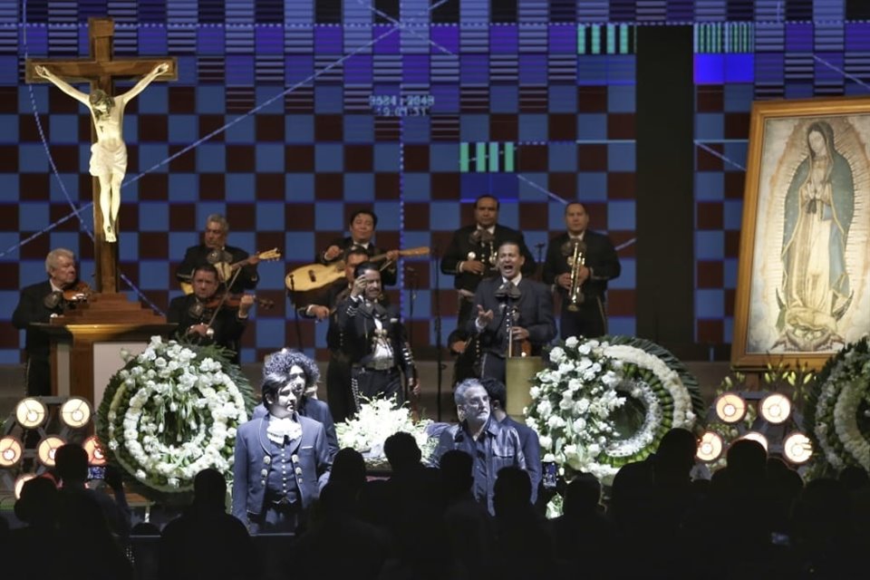 Con un retraso de dos horas y acompañado por su familia y más de 10 mil fans, arrancó el homenaje póstumo a Vicente Fernández.