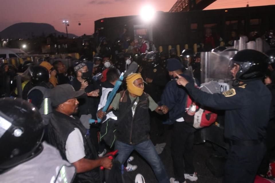 Luego que policías de CDMX frenaran su avance sobre la México-Puebla, grupo de migrantes se enfrentó a los uniformados con palos y piedras.