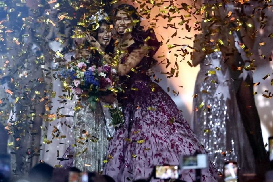 Harnaaz Sandhu, de la India, es la joven que este domingo se llevó la corona de Miss Universo 2021; le gana a Paraguay y Sudáfrica. La mexicana Andrea Meza (der.) le entregó el título.