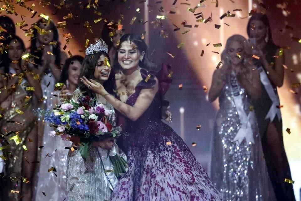 Harnaaz Sandhu, de la India, es la joven que este domingo se llevó la corona de Miss Universo 2021; le gana a Paraguay y Sudáfrica. A su derecha, la mexicana Andrea Meza, quien ostentaba el trono.