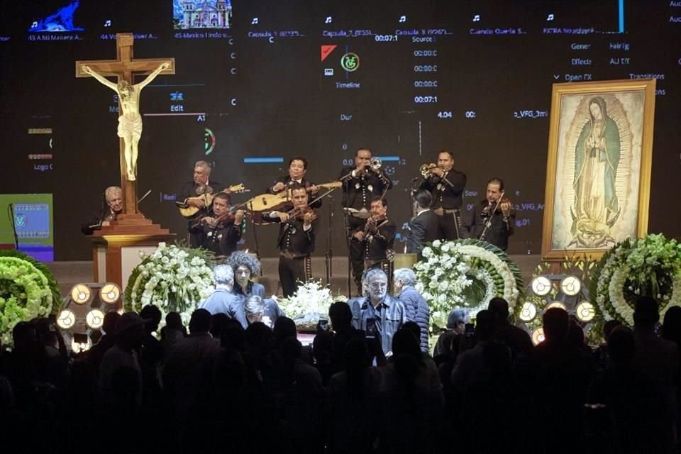 En este momento continúa el homenaje al ícono musical, que también se lleva a cabo en la arena.