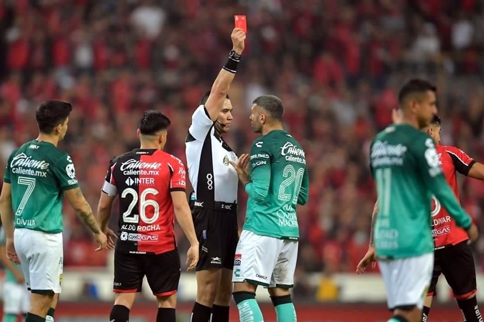 Emmanuel Gigliotti se fue expulsado al final del primer tiempo.