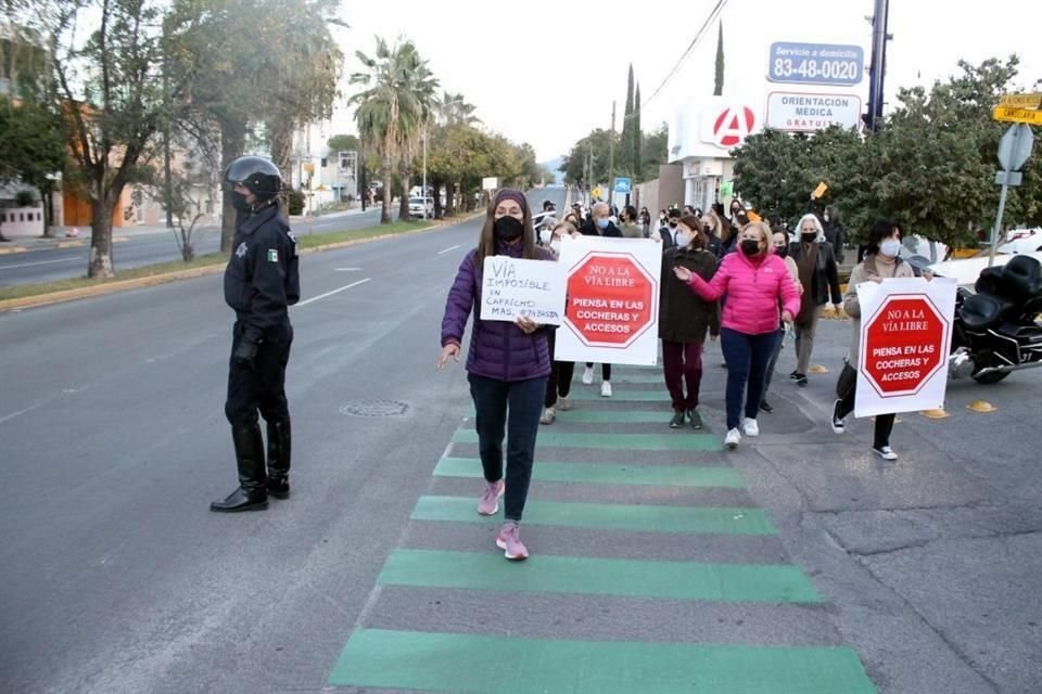 Los vecinos de diversas colonias de San Pedro marcharon ayer por la Av. Alfonso Reyes contra el proyecto Vía Libre.