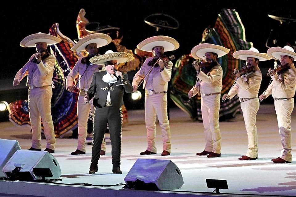 El etnomusicólogo Armando Cervantes Tinoco reconoció la trascendental aportación de Vicente Fernández a la música mexicana y al mariachi.
