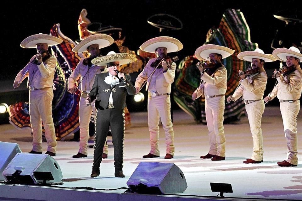 El etnomusicólogo Armando Cervantes Tinoco reconoció la trascendental aportación de Vicente Fernández a la música mexicana y al mariachi.