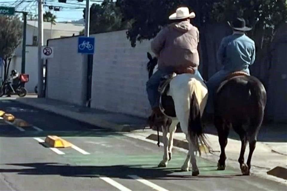 Los jinetes utilizaron el carril exclusivo para ciclistas en la Avenida Alfonso Reyes.