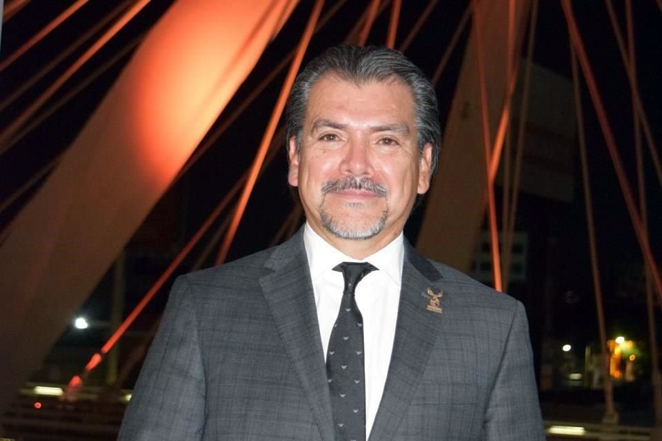 Lic. Raúl Gil Sánchez felicitó al ingeniero Rudi Esquivel por el vigésimo aniversario de la fundación de la CNT.
