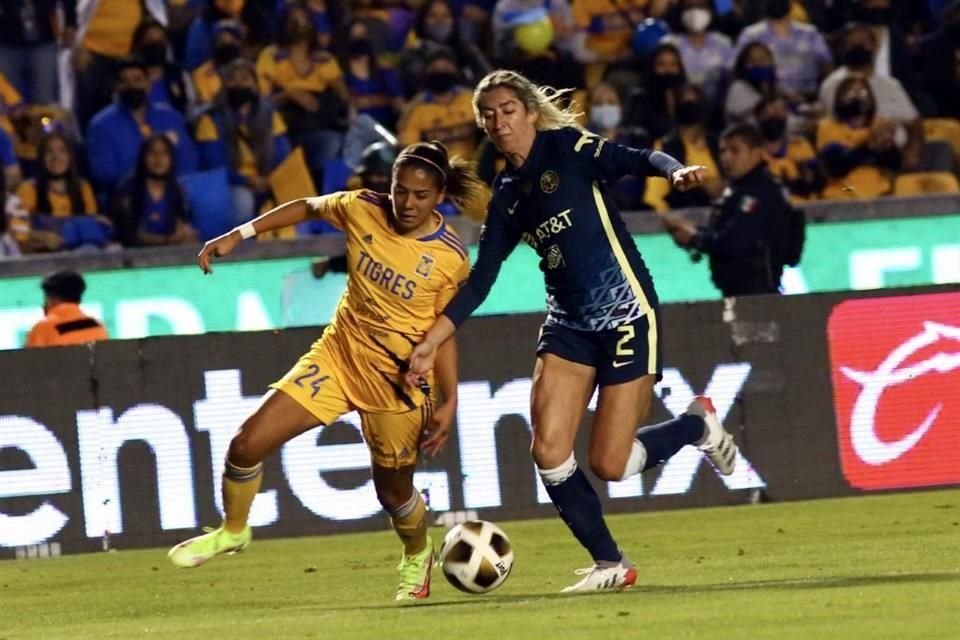 María Sánchez atacó en distintas ocasiones por el costado derecho de Tigres Femenil.