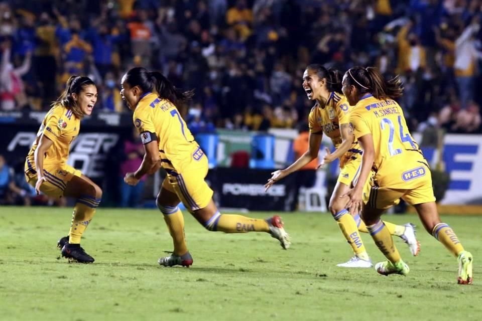 El eufórico festejo tras el primer gol de la noche, el de tiro libre de Liliana Mercado.