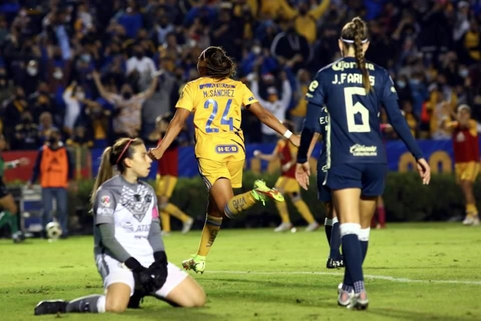 María Sánchez celebrando su primer gol, el 3-0, ante los rostros cabizbajos de las azulcremas.