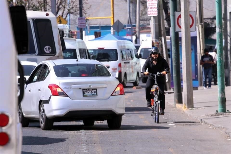 La ciclovía emergente de 2.5 km que corre por Avenida 16 de Septiembre, en Naucalpan, no ha sido fácil de usar para ciclistas.