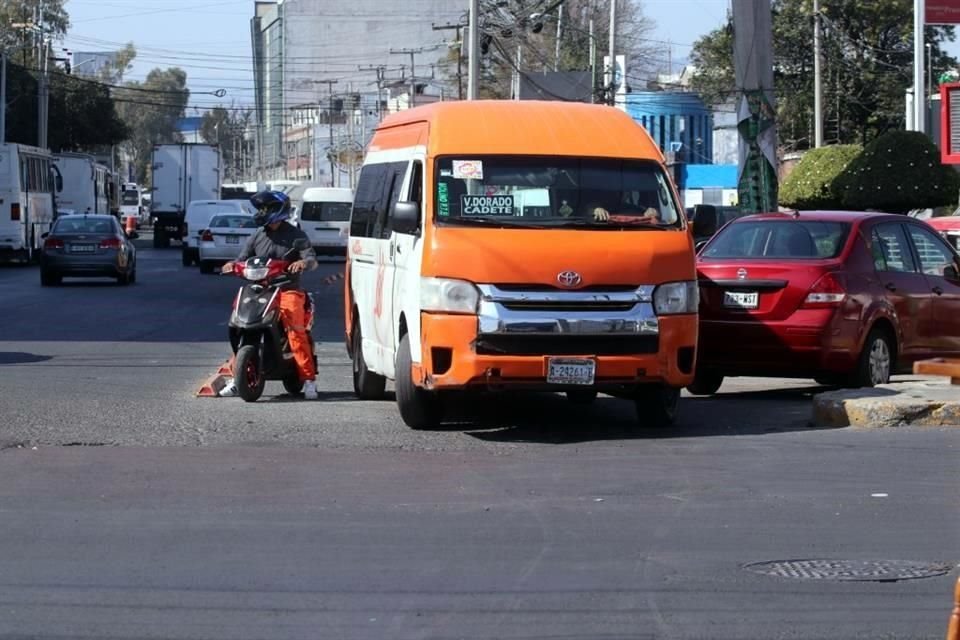 En un recorrido, REFORMA constató que en ese intervalo automovilistas y motociclistas circulan sobre la ciclovía.