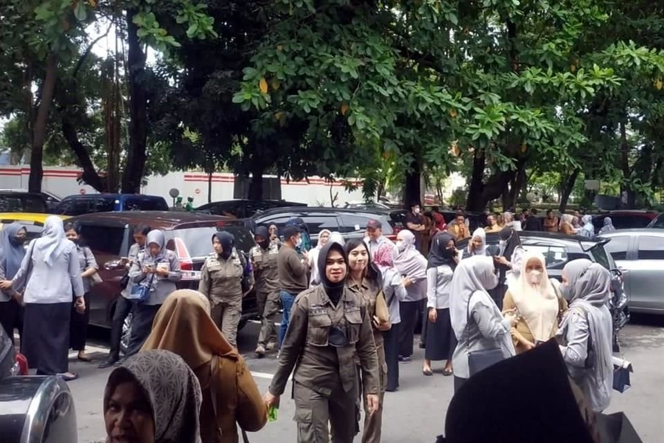 Personas esperan afuera tras evacuar un edificio gubernamental en Makassar, South Sulawesi, Indonesia.