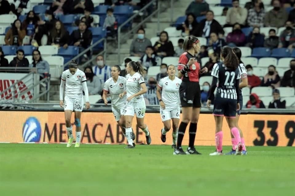 Alison González (izquierda) marcó el primer gol de la noche, pero después salió lesionada.