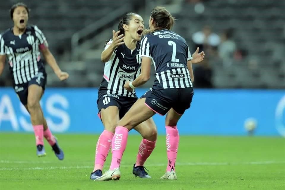 El festejo entre Desirée Monsiváis y Burkenroad (2) tras el gol del empate.