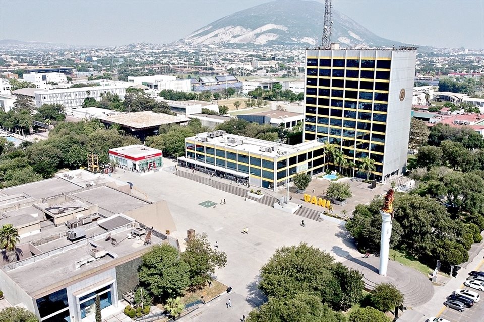 Truenan organismos contra la UANL por la 'desaparición' de los contratos con factureras.