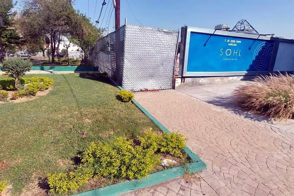 Mediante una cerca, la construcción se apropió de una orilla de la Plaza de los Compositores, señalaron vecinos.