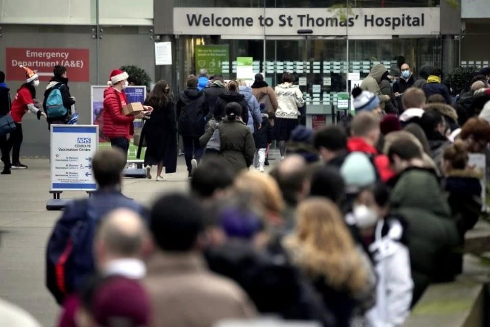 Personas se forman afuera de un hospital para recibir refuerzos de vacunas contra Covid-19 en Londres.