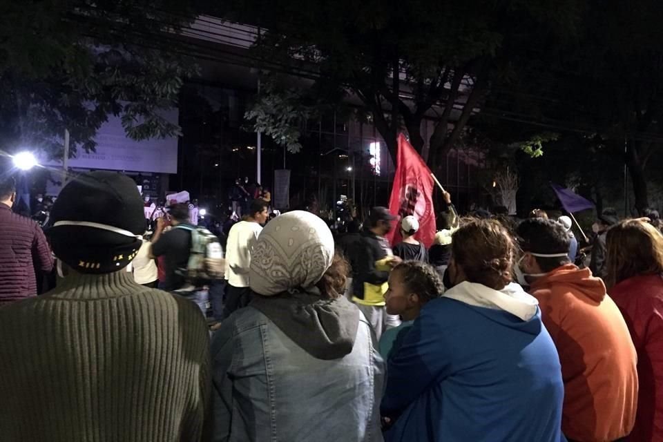 Migrantes protestaron frente a oficinas de INM en CDMX contra 'contención brutal' del Gobierno, y acusaron corrupción de autoridades.