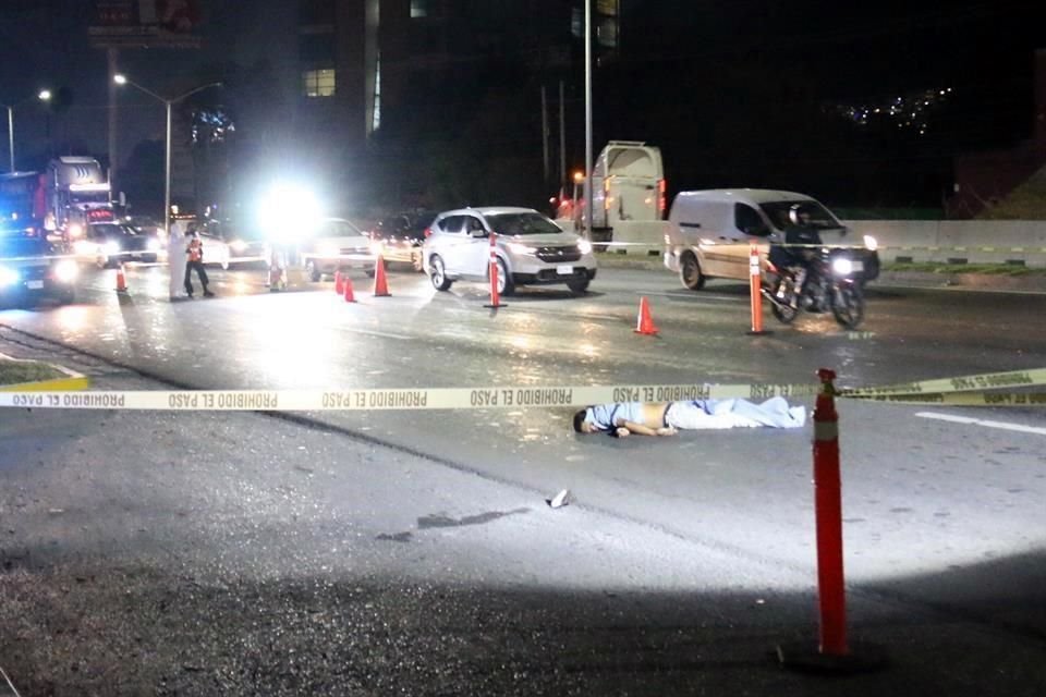 El hombre quedó en los carriles del sentido al sur.