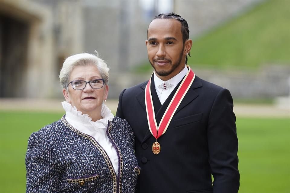 Lewis Hamilton,campeón de Fórmula 1, es nombrado  caballero por el Príncipe Carlos en el Castillo de Windsor.