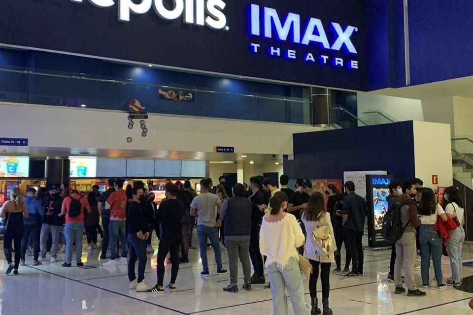 Cientos de regios acuden a los complejos cinematográficos en la Ciudad para el estreno de 'Spider-Man: Sin Camino a Casa'.