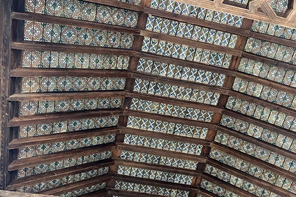 Techo cerámico, instalado pieza por pieza, como un rompecabezas.