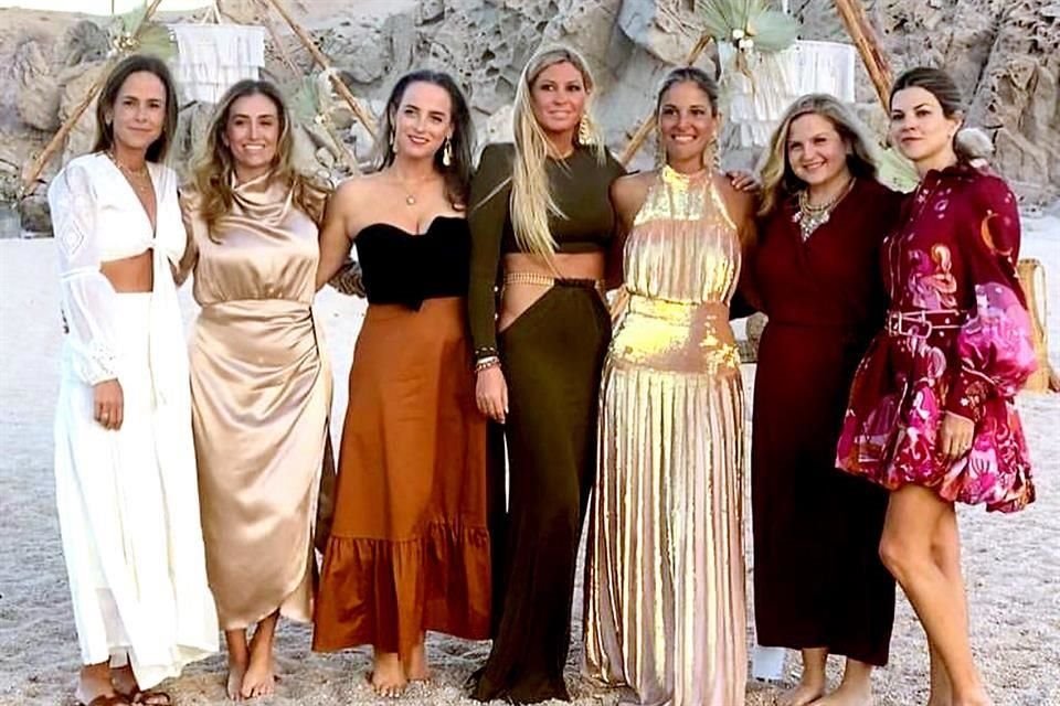 Pau Cueva, Noelle Bermúdez, Romina Zambrano, Alicia Santos, la festejada, Ely Maldonado y Daniela Garza