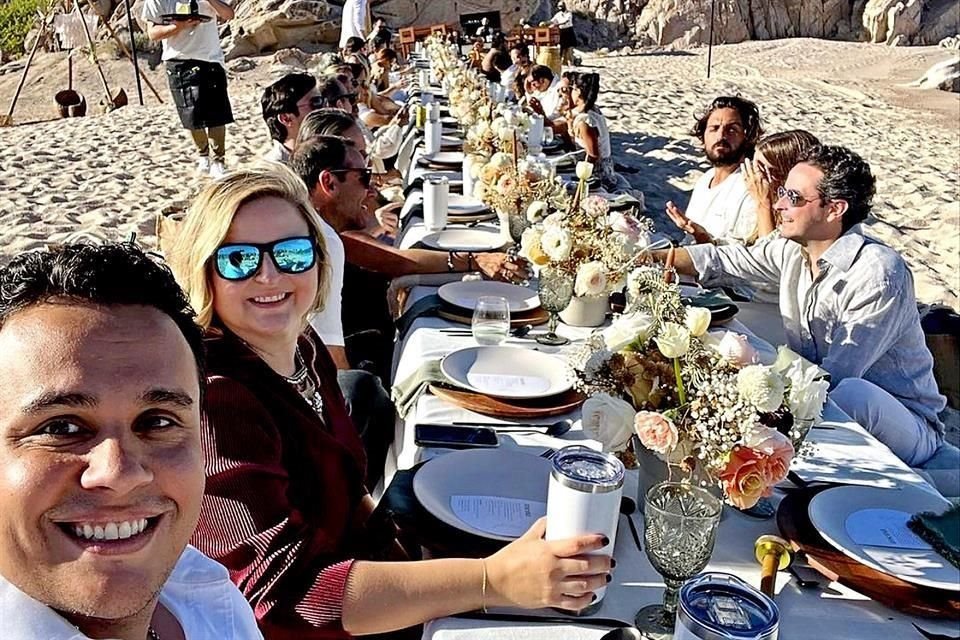 Durante el festejo disfrutaron de una comida a la orilla del mar.